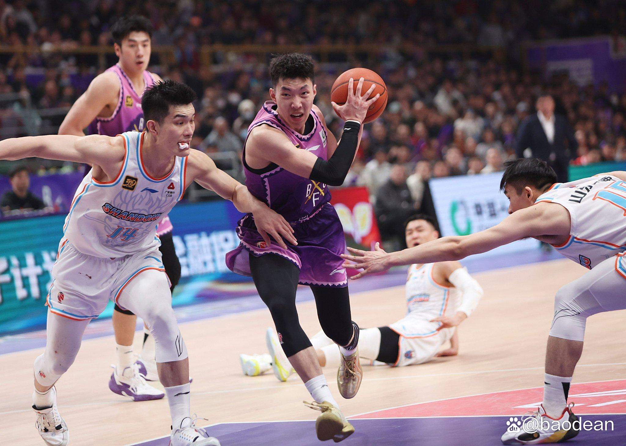 中欧体育官网关于转会期山东男篮备战CBA常规赛,止住颓势细节曝光,更衣室稳定,资深球员宣示担当的信息