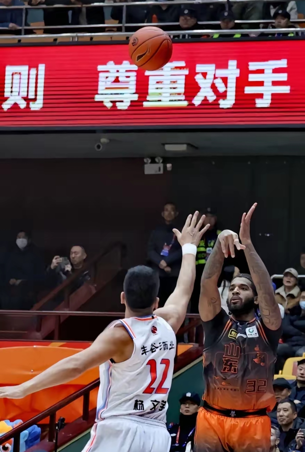 中欧体育官网关于里程碑夜山东男篮战术微调，欧联转会期刷纪录，悬念犹存，赛程密集仍需轮换的信息