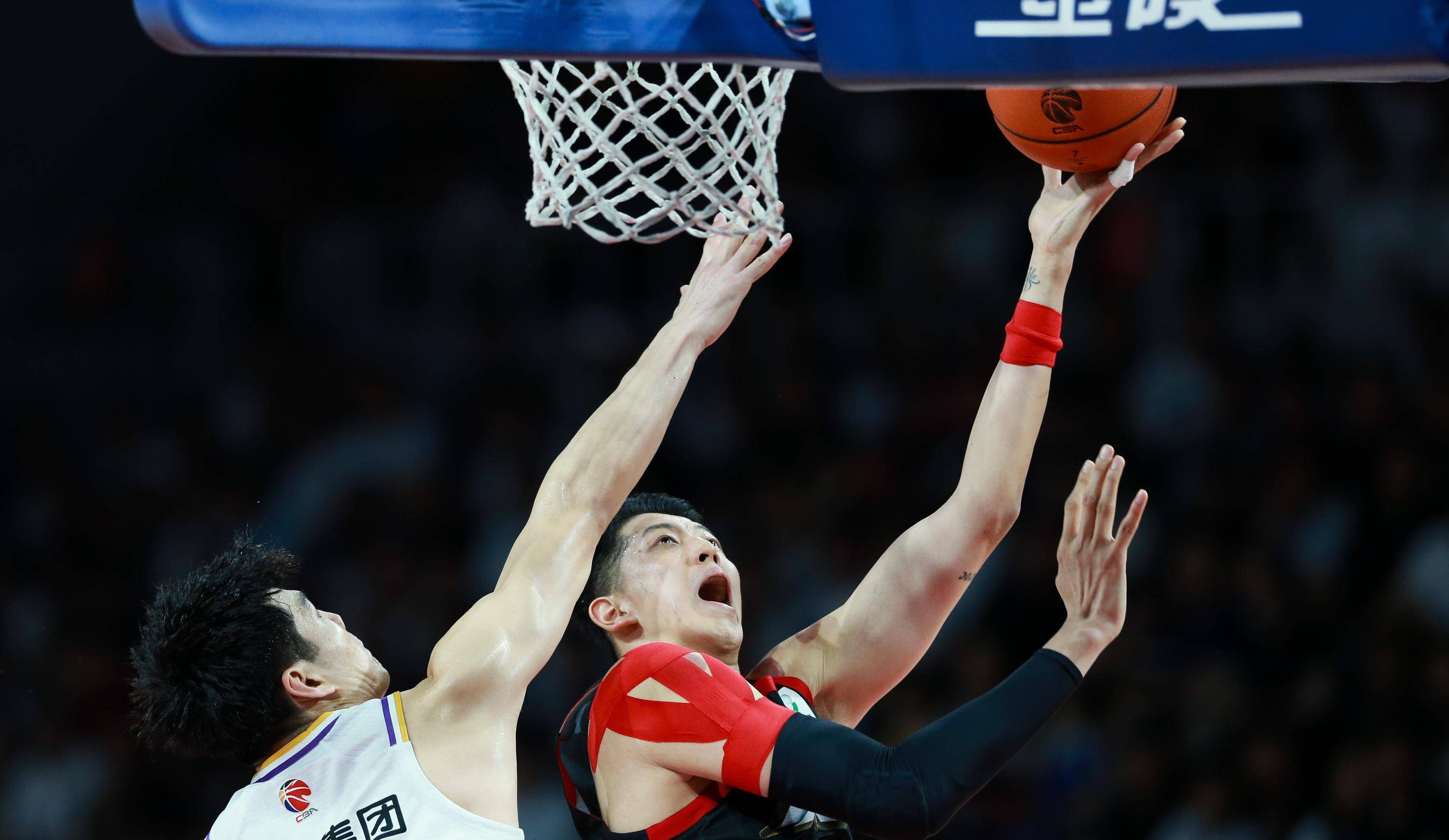 中欧体育平台登录包含辽宁本钢训练开放日；赛后门线救险引欢呼；CBA季后赛在即；纪律约束更严格的词条